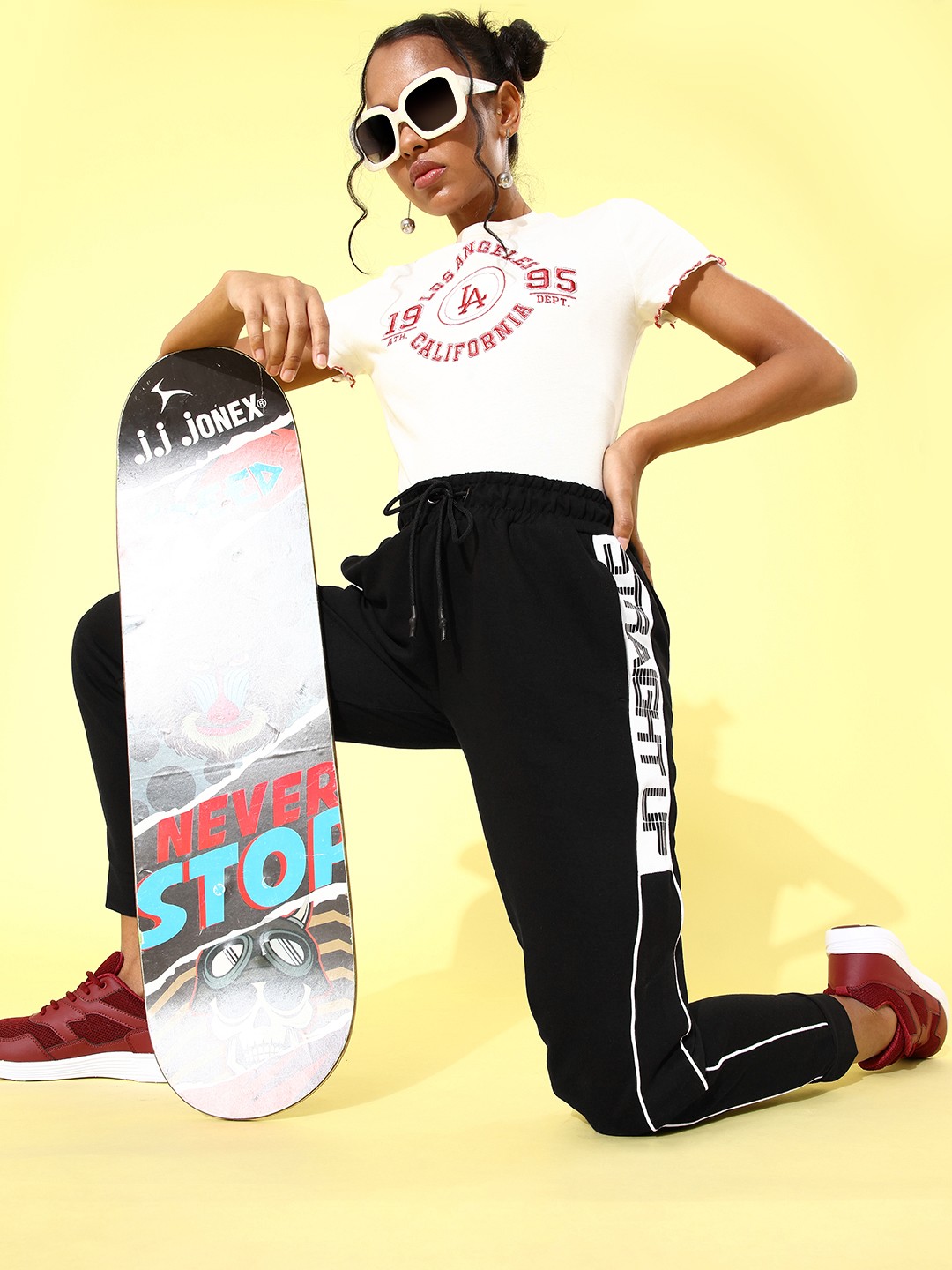 

abof Women Black Solid Y2K Cargo Track Pants