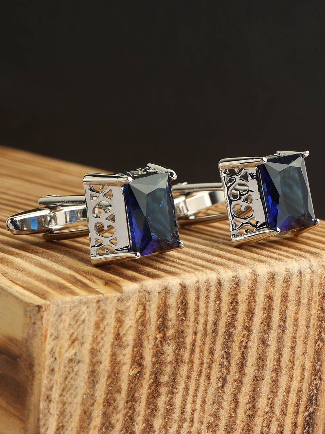 

Alvaro Castagnino Blue & Silver-Toned Square Cufflink