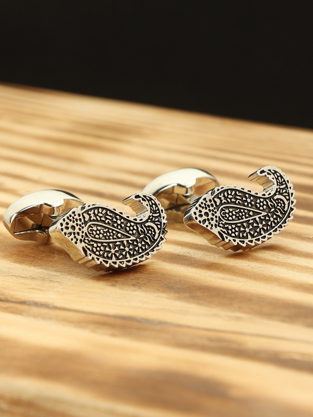 

Alvaro Castagnino Silver-Toned & Black Quirky Cufflink
