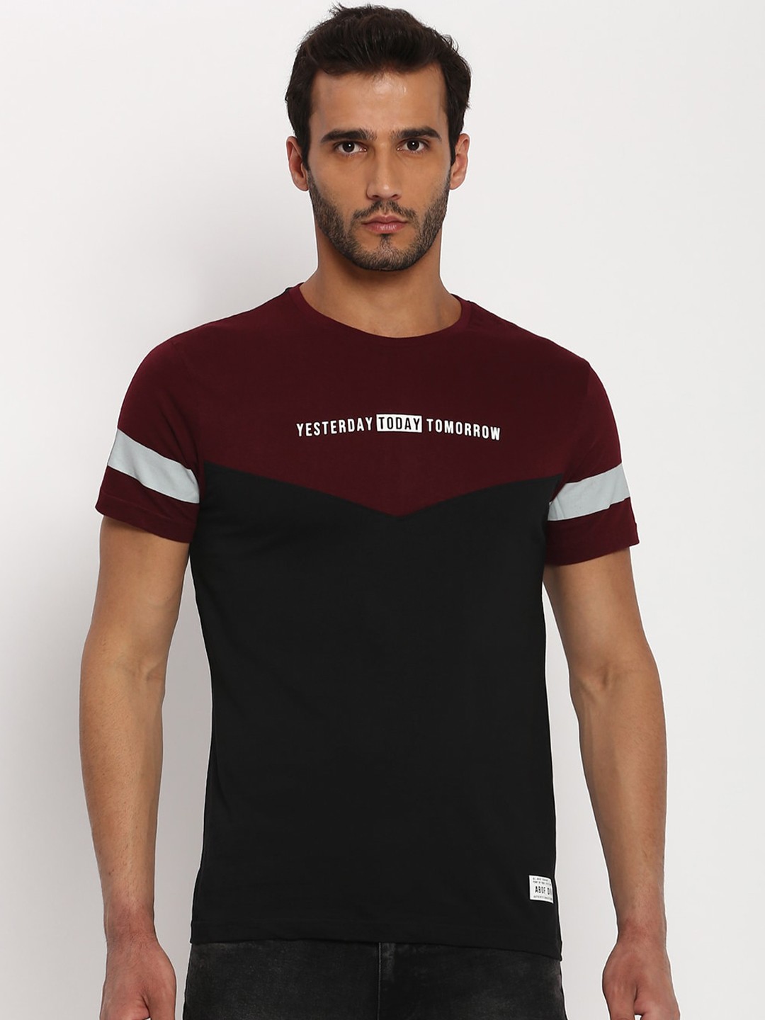 

abof Men Black Typography Colourblocked Slim Fit T-shirt