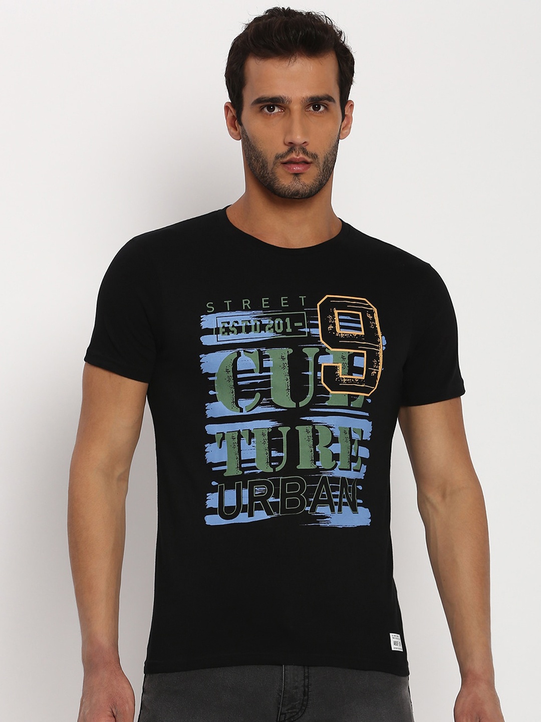 

abof Men Black Typography Printed Applique Slim Fit T-shirt