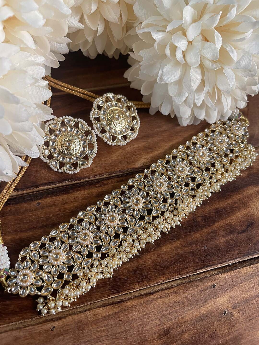 

Ishhaara Women White & Gold-Toned Pearl Choker Jewellery Set, Off white