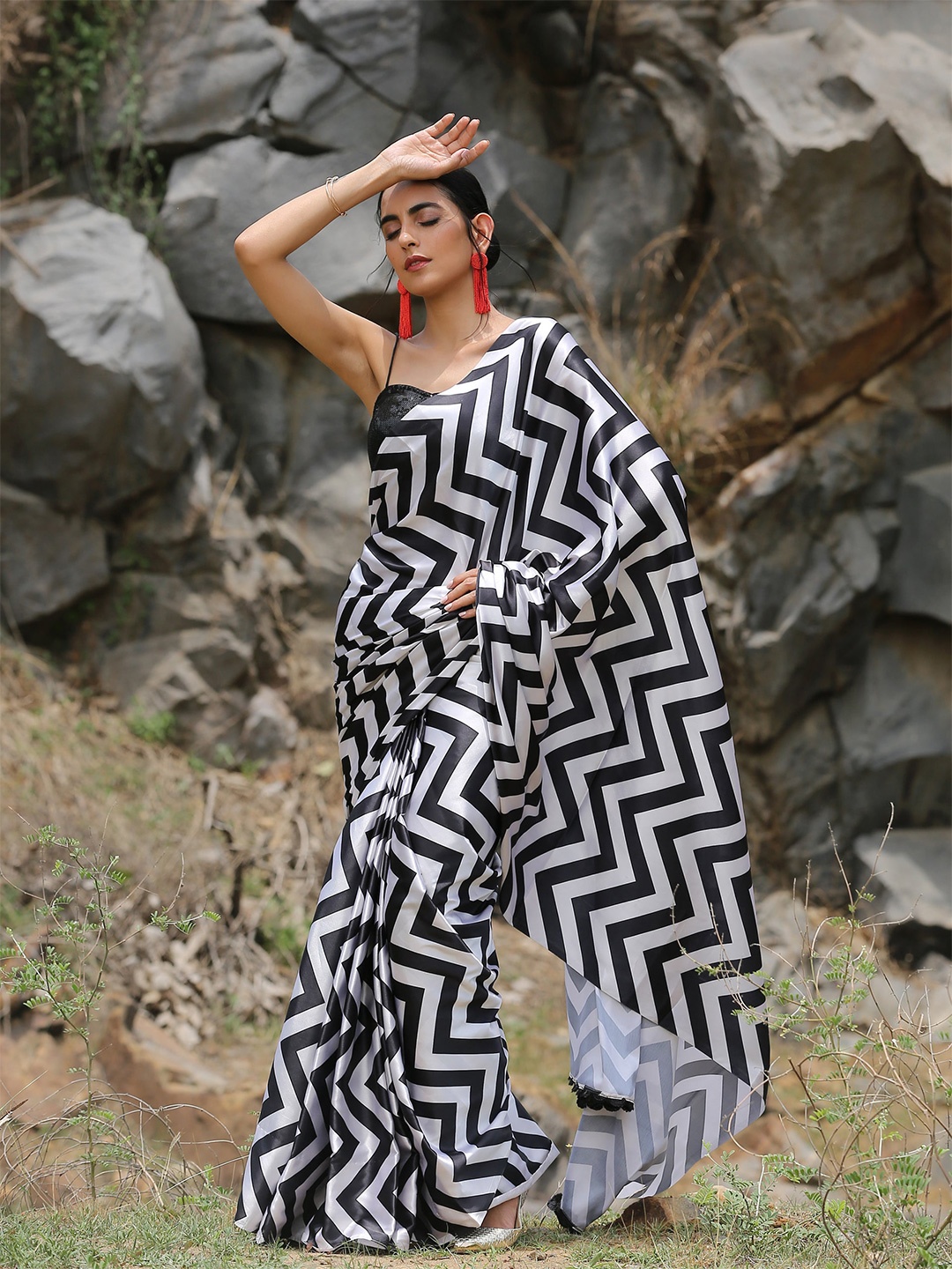 

Swtantra Black & White Chevron Printed Satin Saree