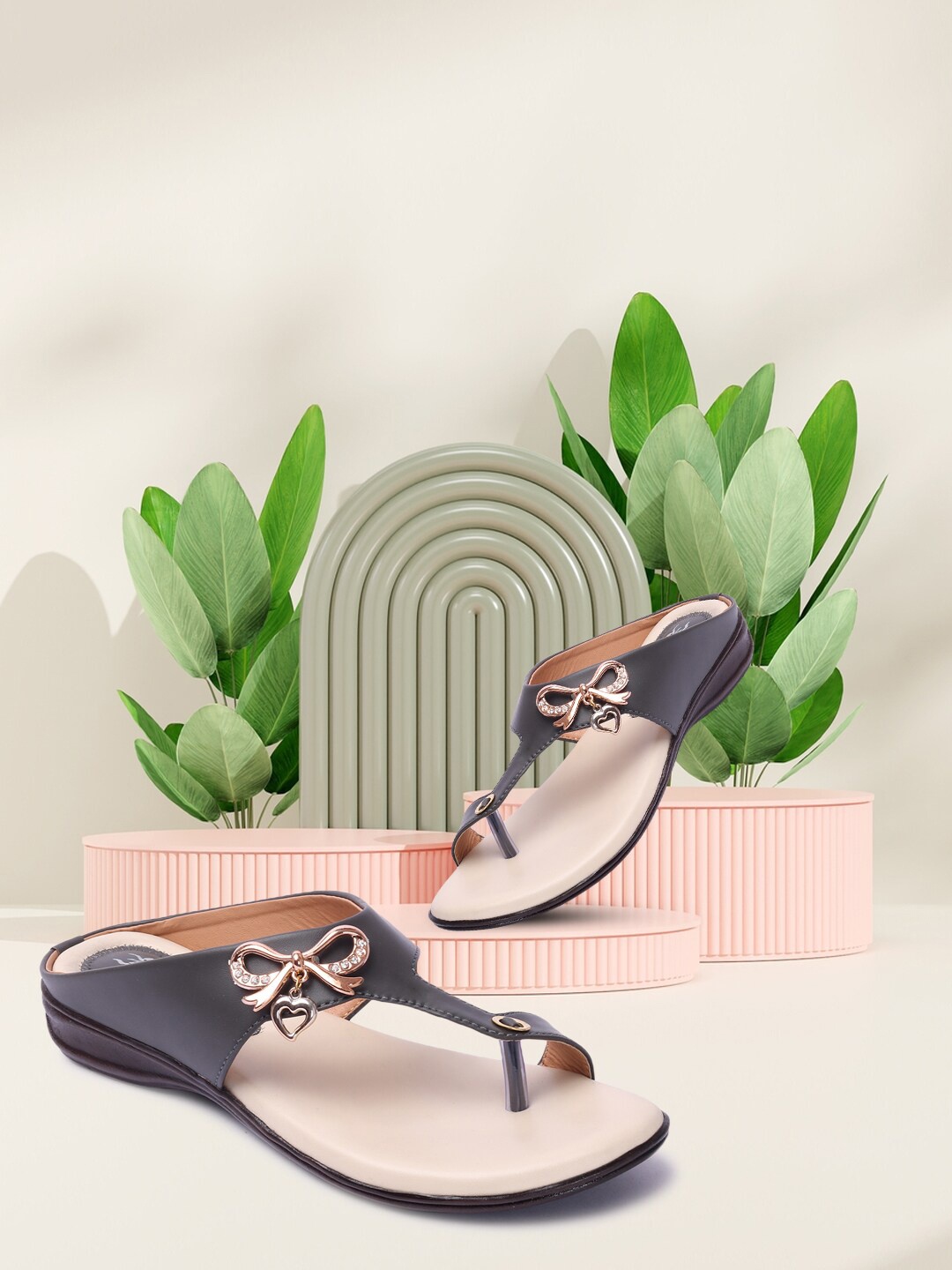 

Longwalk Women Black & Cream One Toe Flat With Bow