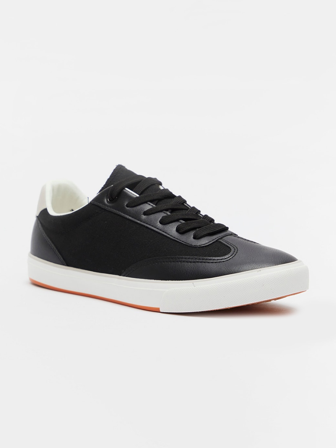 

shoexpress Men Black Colourblocked Sneakers
