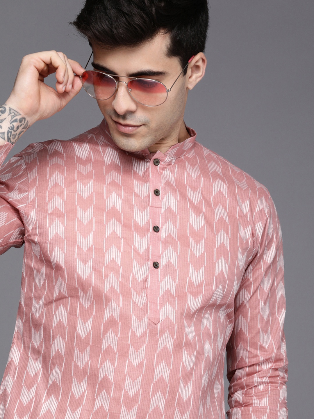 

Manyavar Men Dusty Pink & White Geometric Woven Design Kurta