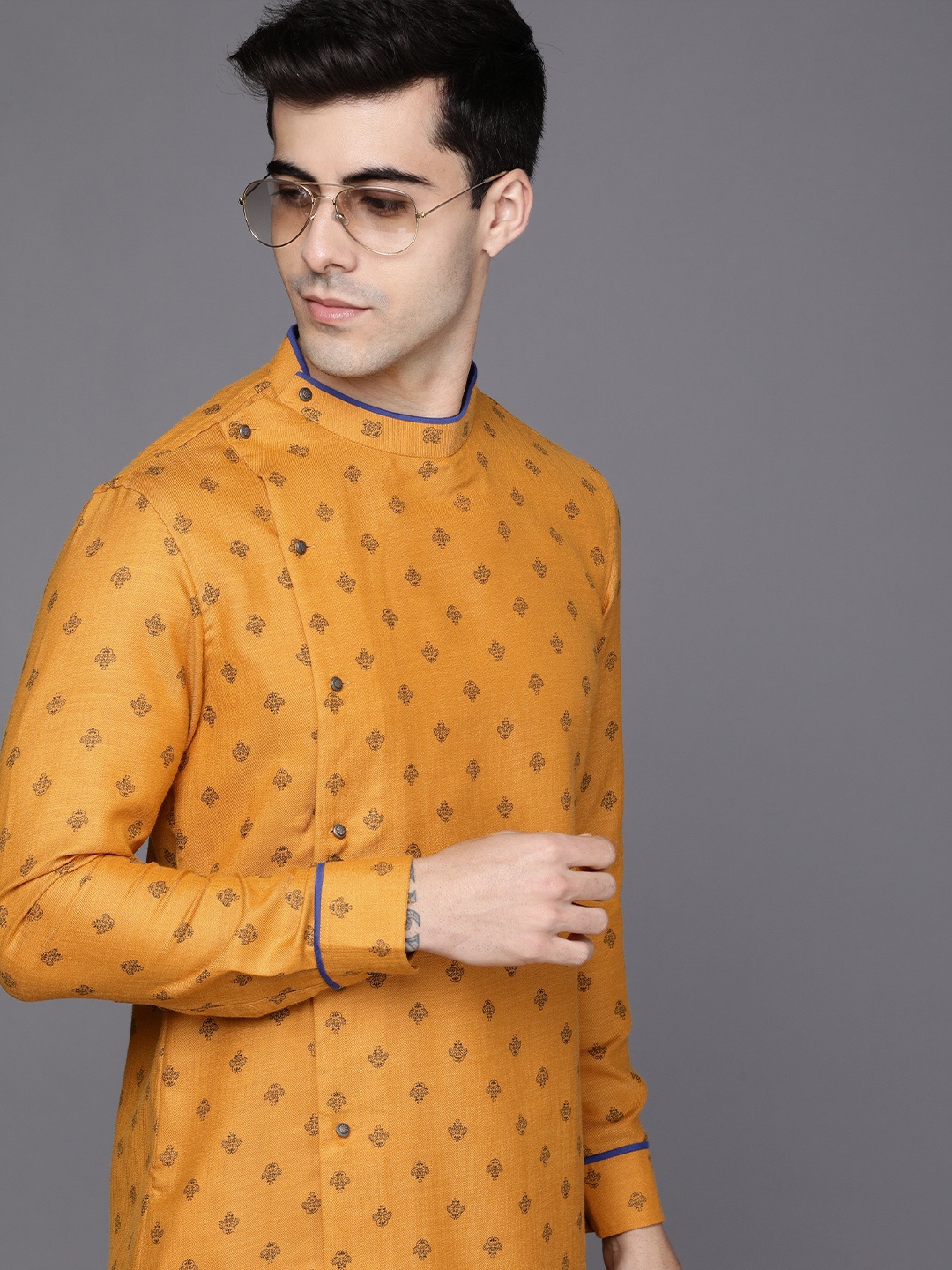 

Manyavar Men Mustard Yellow Ethnic Motifs Printed Kurta