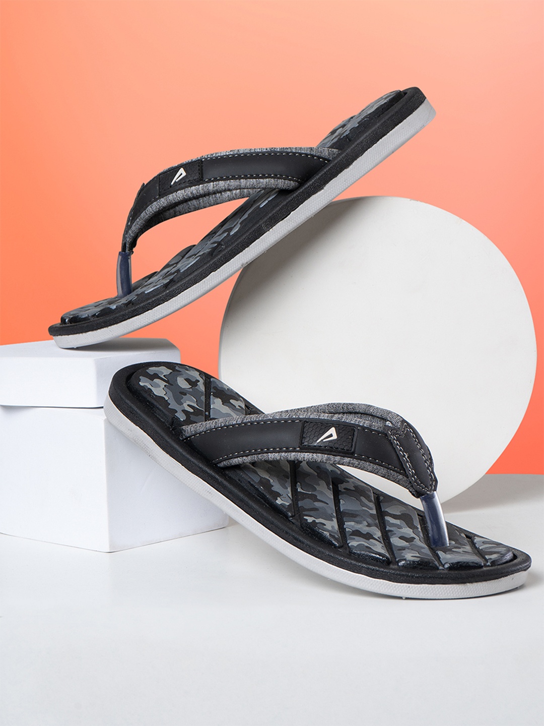 

IMPAKTO Men Grey & Black Printed Thong Flip-Flops