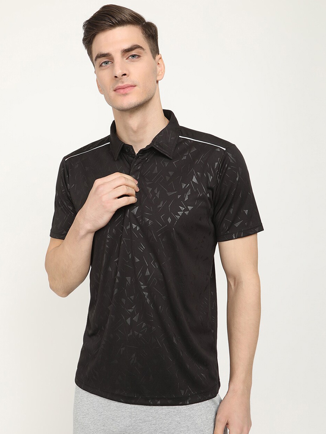 

V2 Value & Variety Men Black Printed Mandarin Collar T-shirt