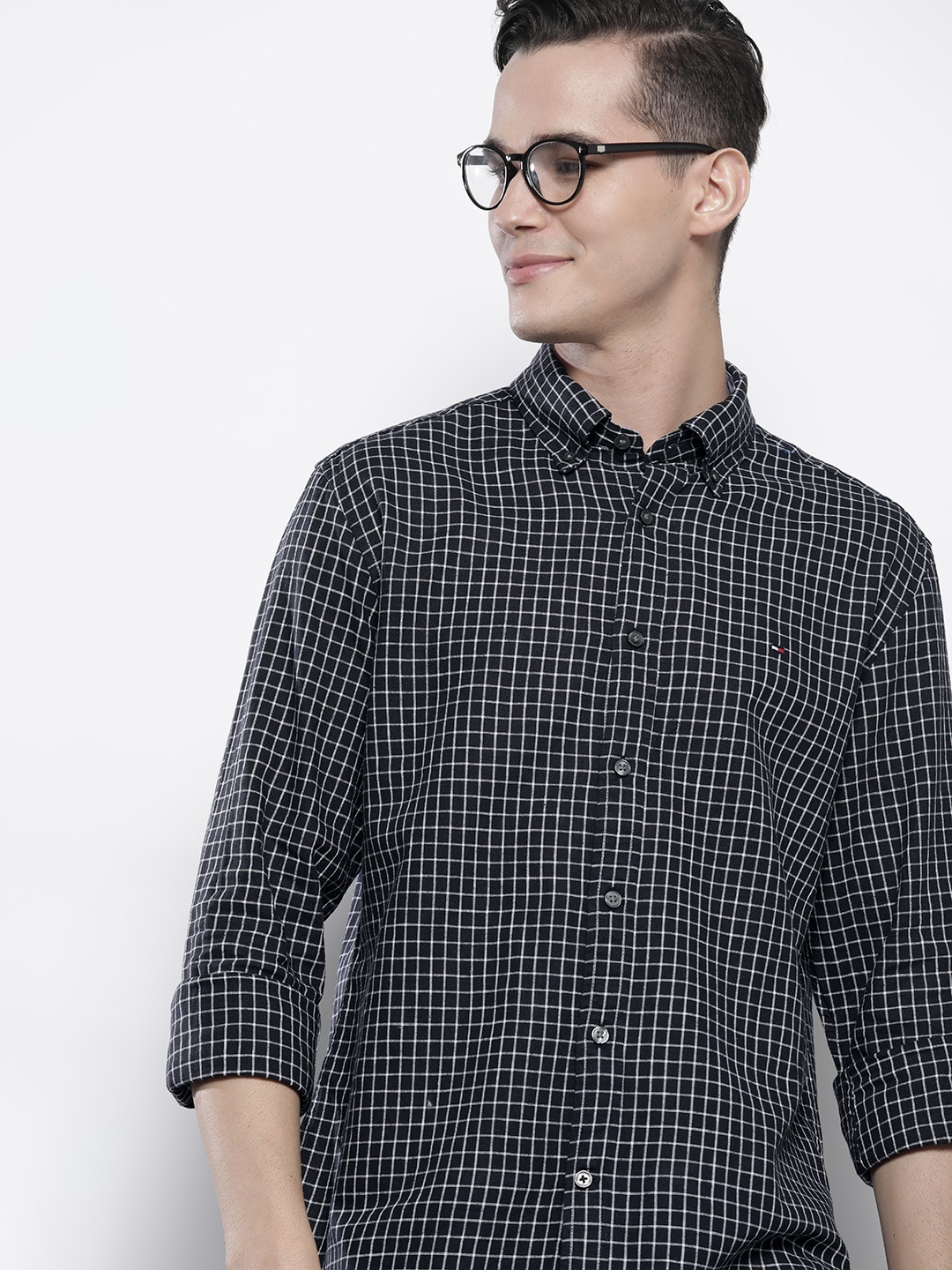 

Tommy Hilfiger Men Navy Blue & White Linen Cotton Slim Fit Checked Casual Shirt