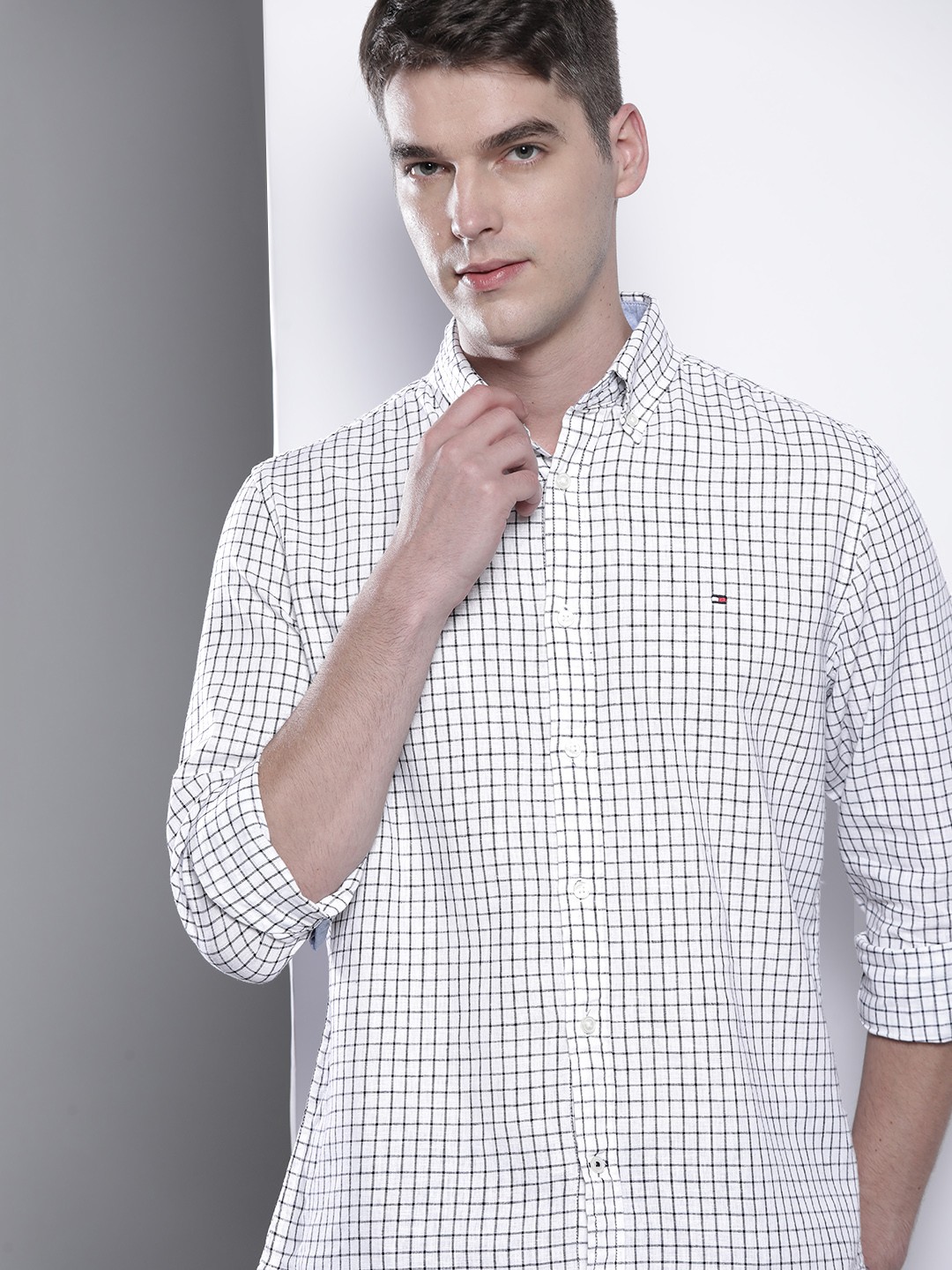 

Tommy Hilfiger Men White & Black Linen Cotton Slim Fit Checked Casual Shirt