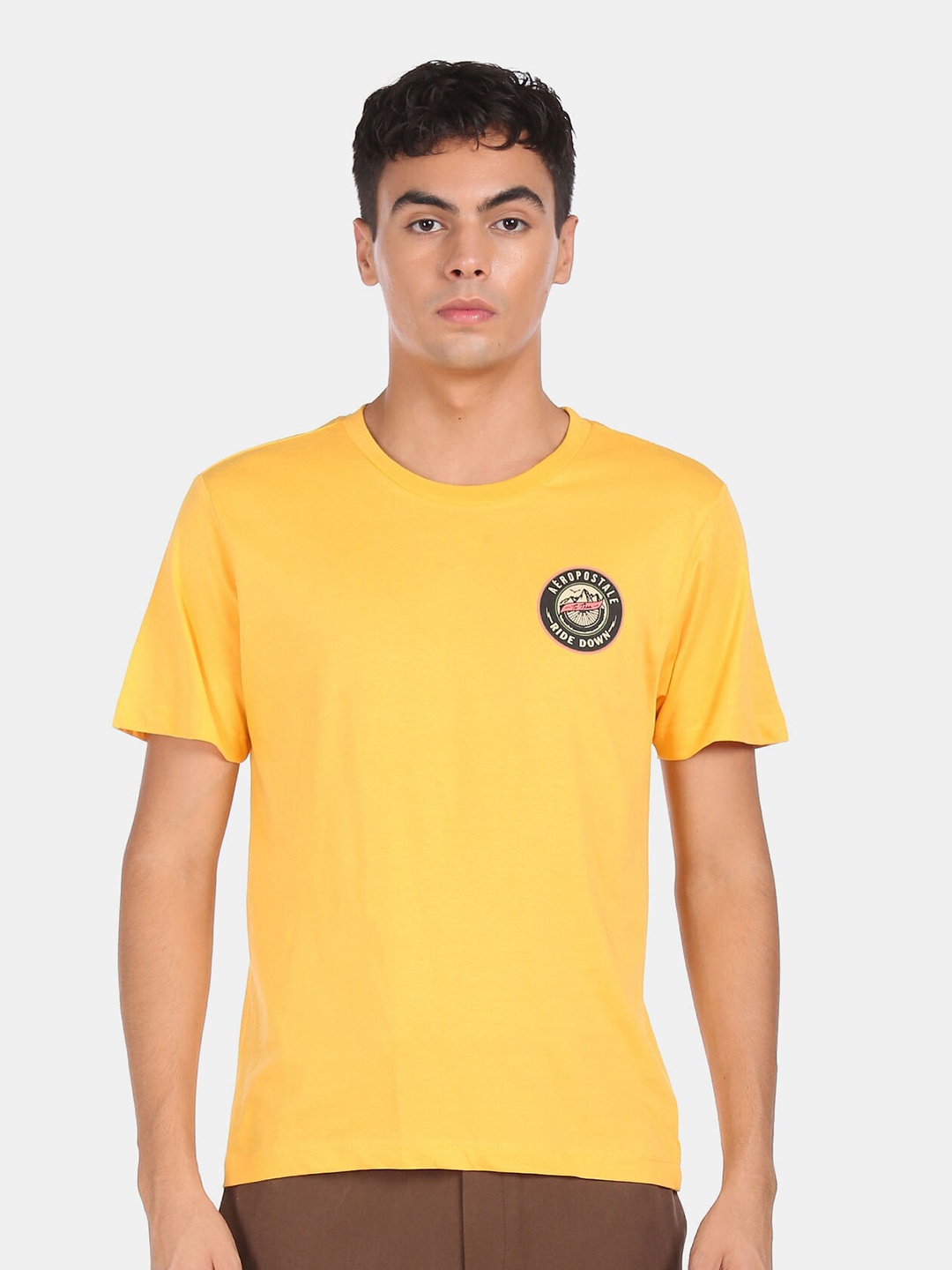 

Aeropostale Men Yellow Applique T-shirt