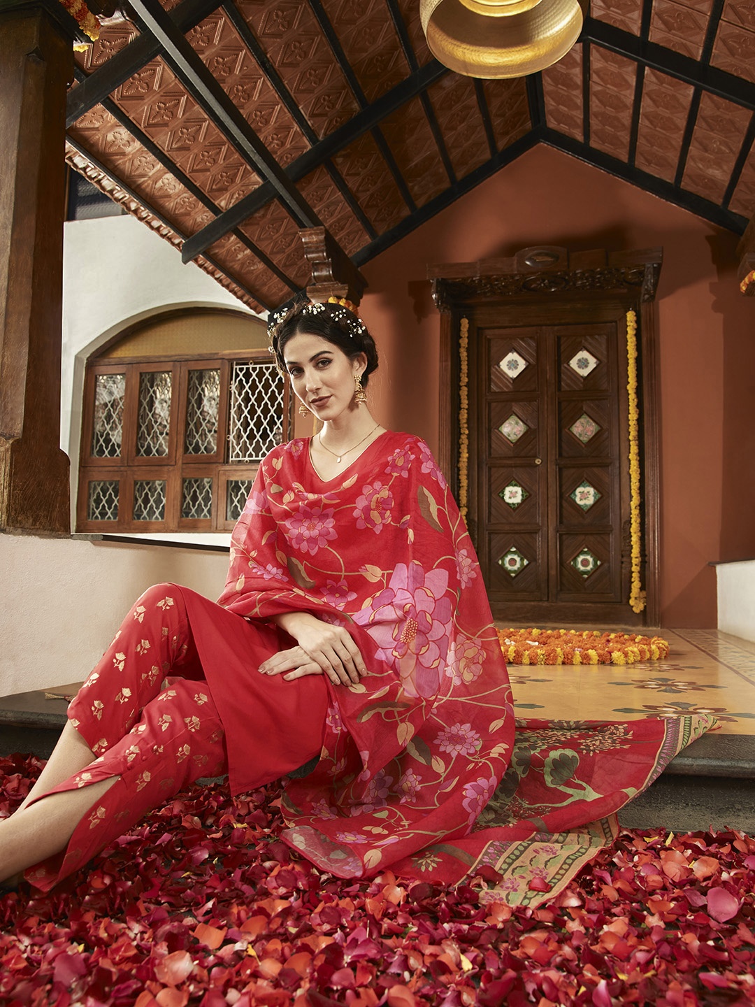 

Anouk Women Red & Gold-Toned Solid Regular Kurta with Trousers & Dupatta