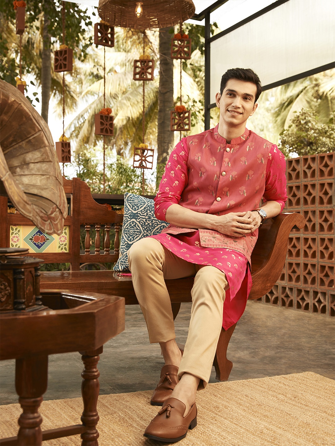 

Anouk Men Magenta Pink & Golden Floral Printed Thread Work Floral Kurta