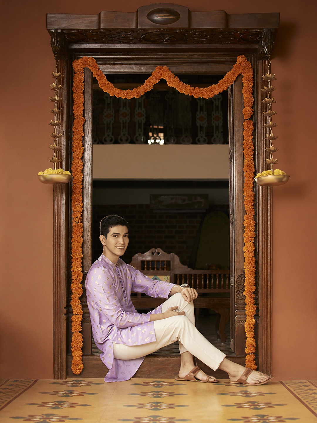 

Anouk Men Lavender & Golden Floral Printed Thread Work Floral Kurta