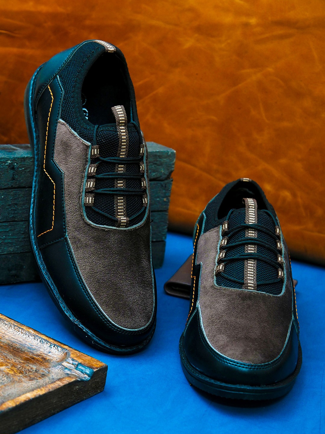 

Sir Corbett Men Black Colourblocked Sneakers