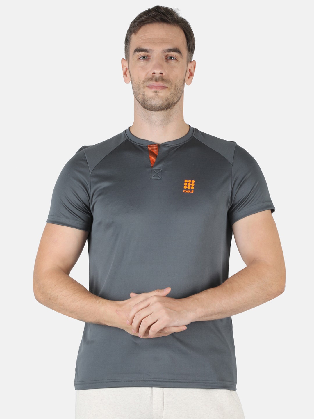 

rock it Men Grey Henley Neck Applique Slim Fit Training or Gym T-shirt