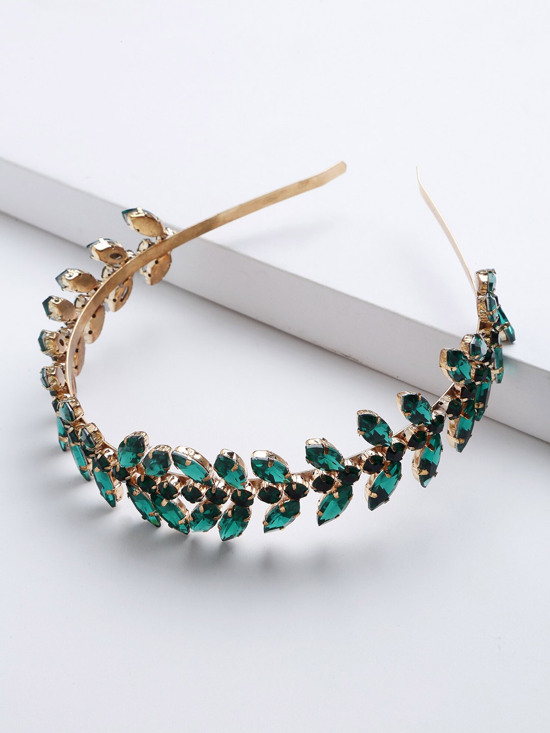 

Bijoux by Priya Chandna Women Green & Gold-Toned Embellished Hairband