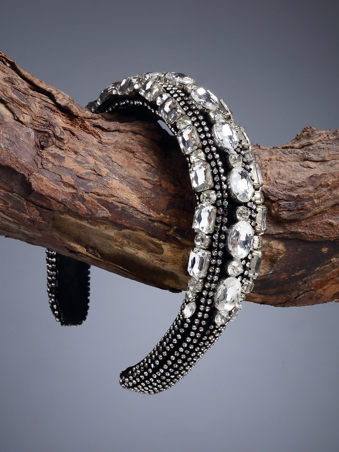

Bijoux by Priya Chandna Women Black & White Embellished Hairband