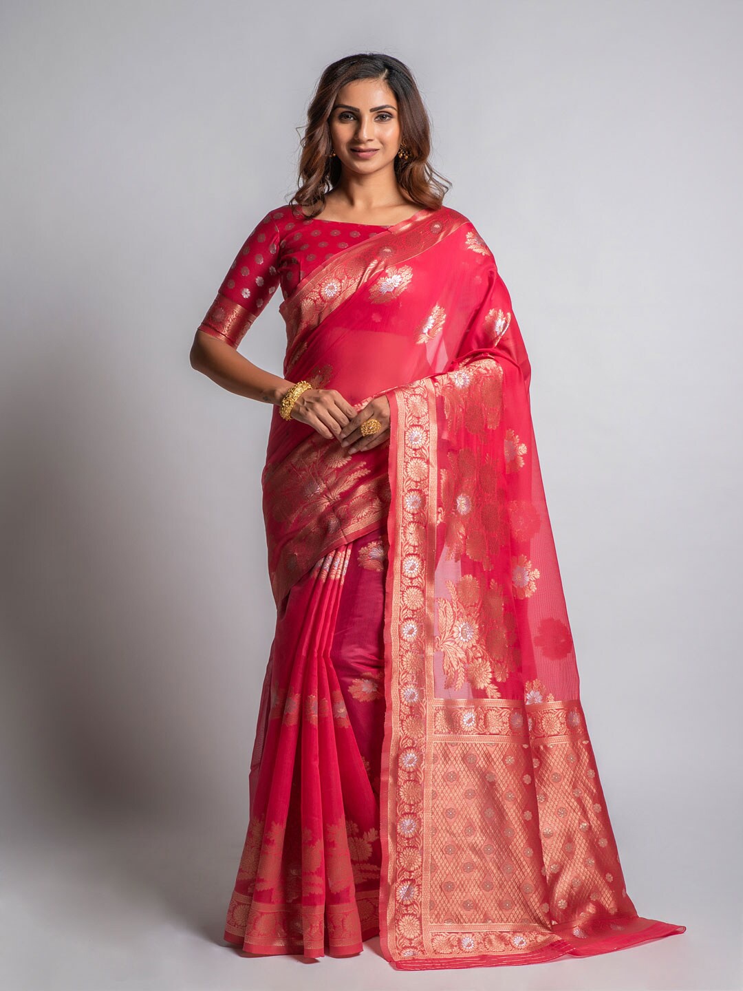 

Lilots Pink & Gold-Toned Ethnic Motifs Saree