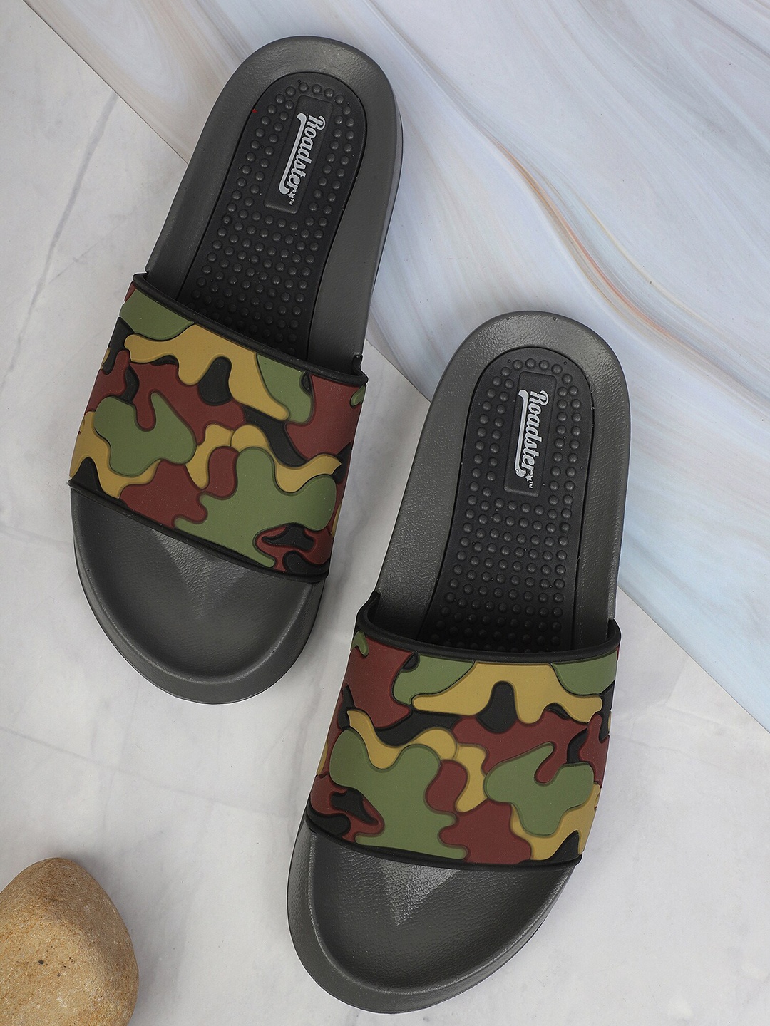 

Roadster Men Olive Green & Maroon Printed Synthetic Sliders