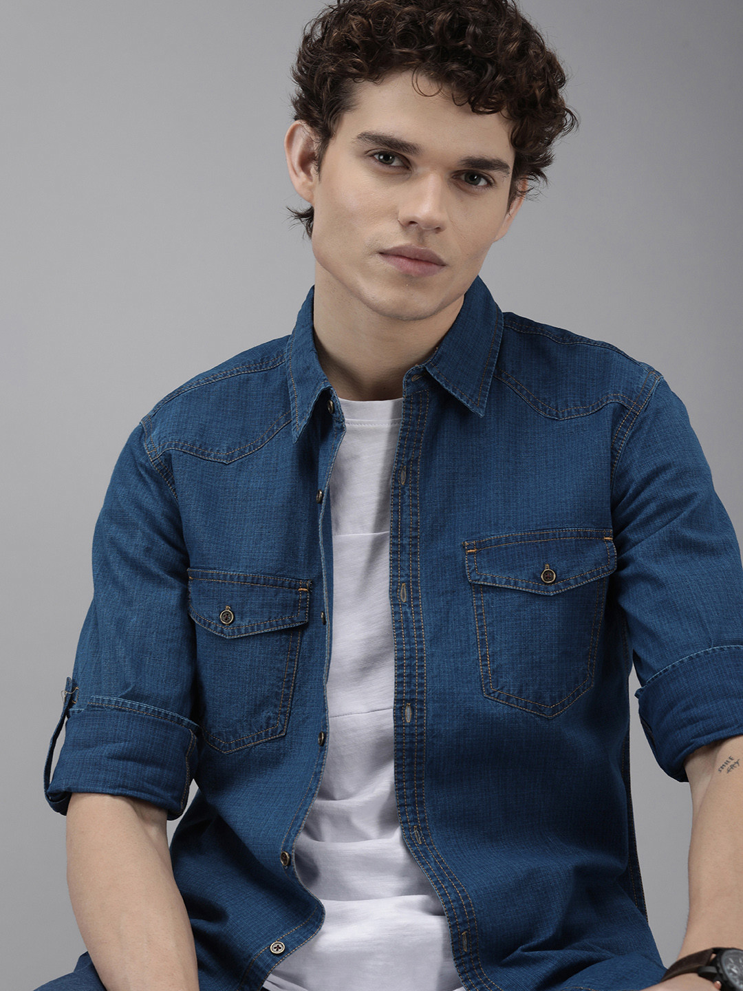 

The Roadster Lifestyle Co Men Blue Solid Pure Cotton Casual Shirt