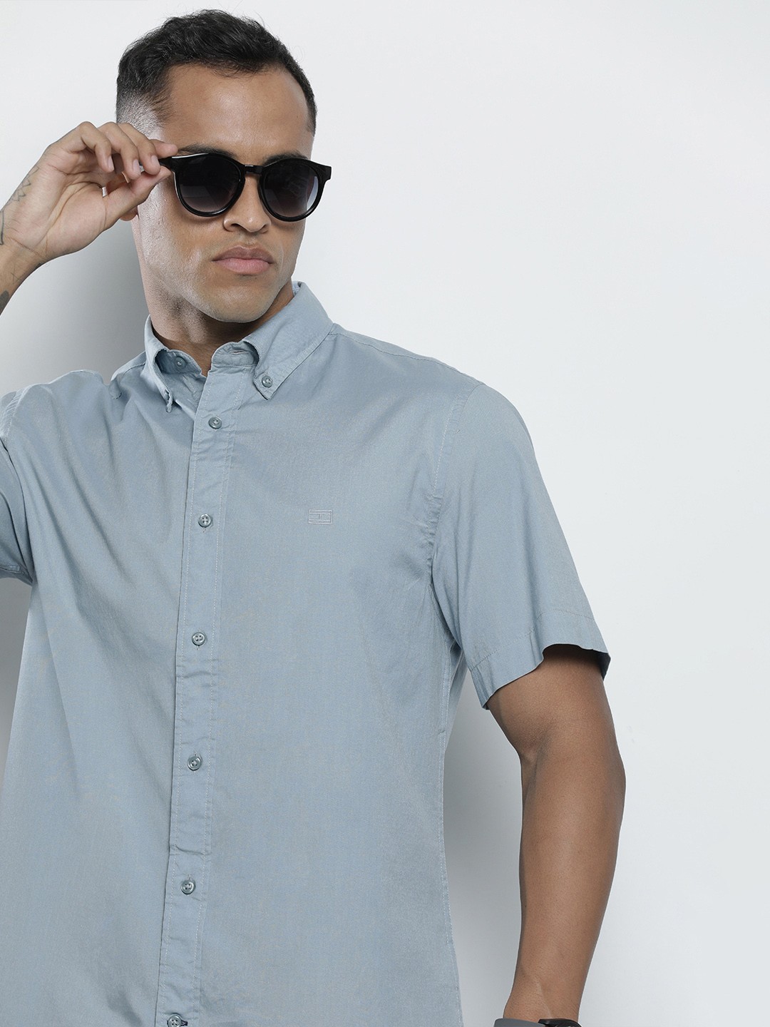 

Tommy Hilfiger Men Blue Solid Casual Pure Cotton Shirt