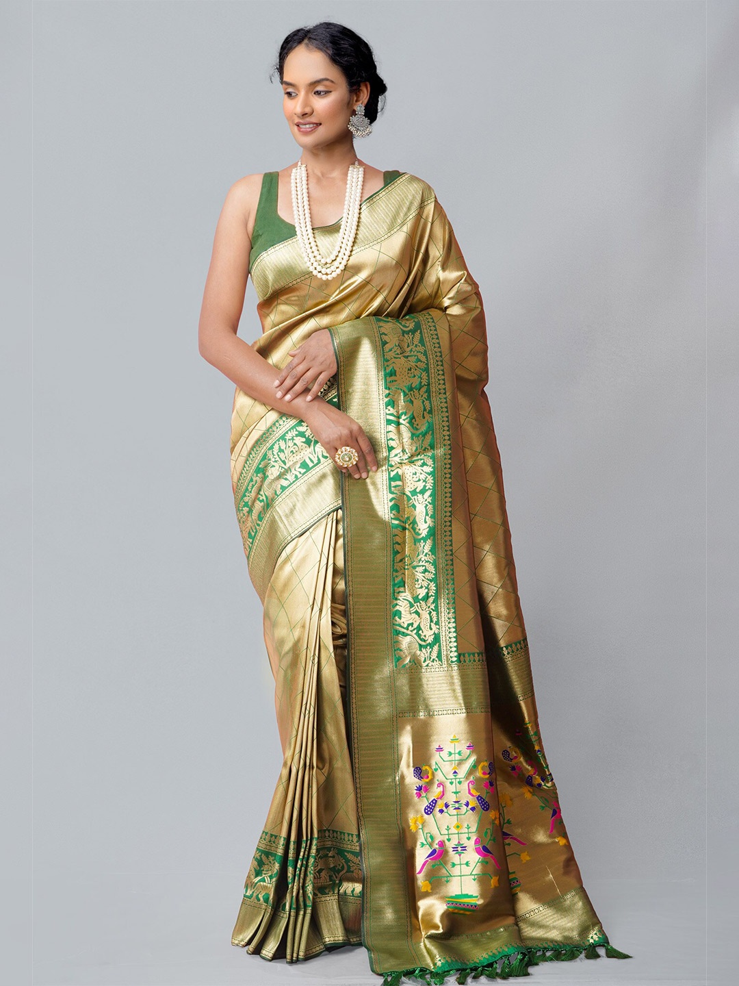 

Unnati Silks Women Green & Gold-Toned Checked Woven Design Saree