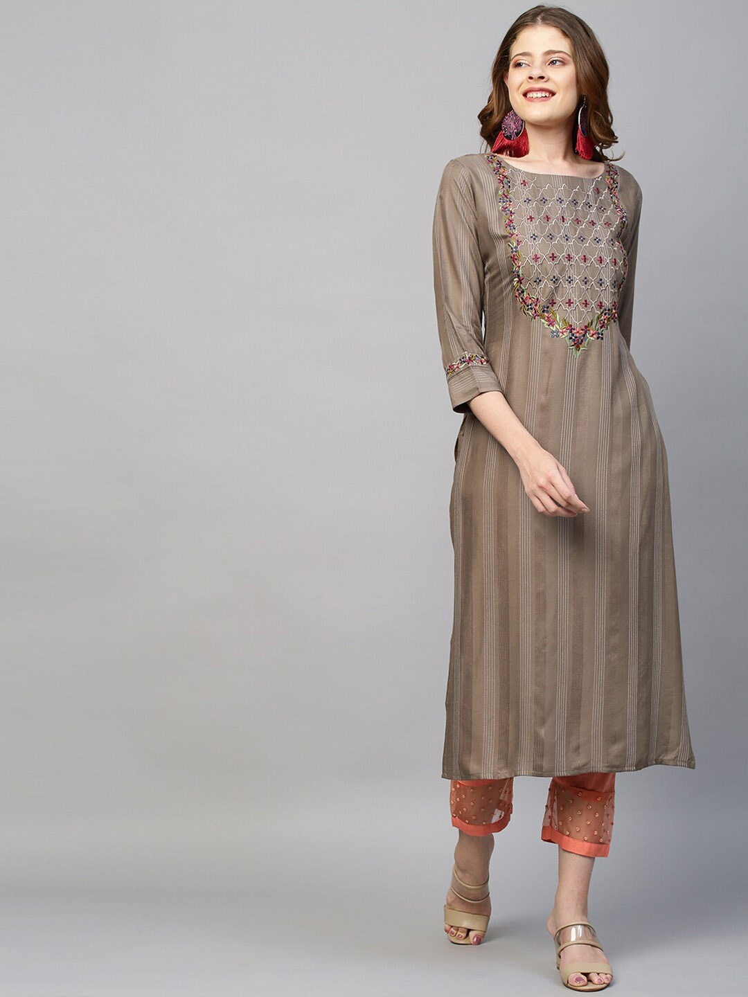 

FASHOR Women Grey Ethnic Motifs Embellished Flared Sleeves Thread Work Kurta