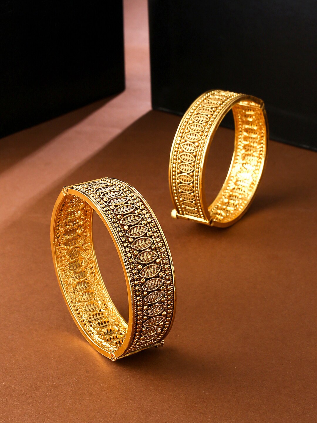 

Yellow Chimes Women Gold-Plated Set Of 2 Leaf Designed Bangle
