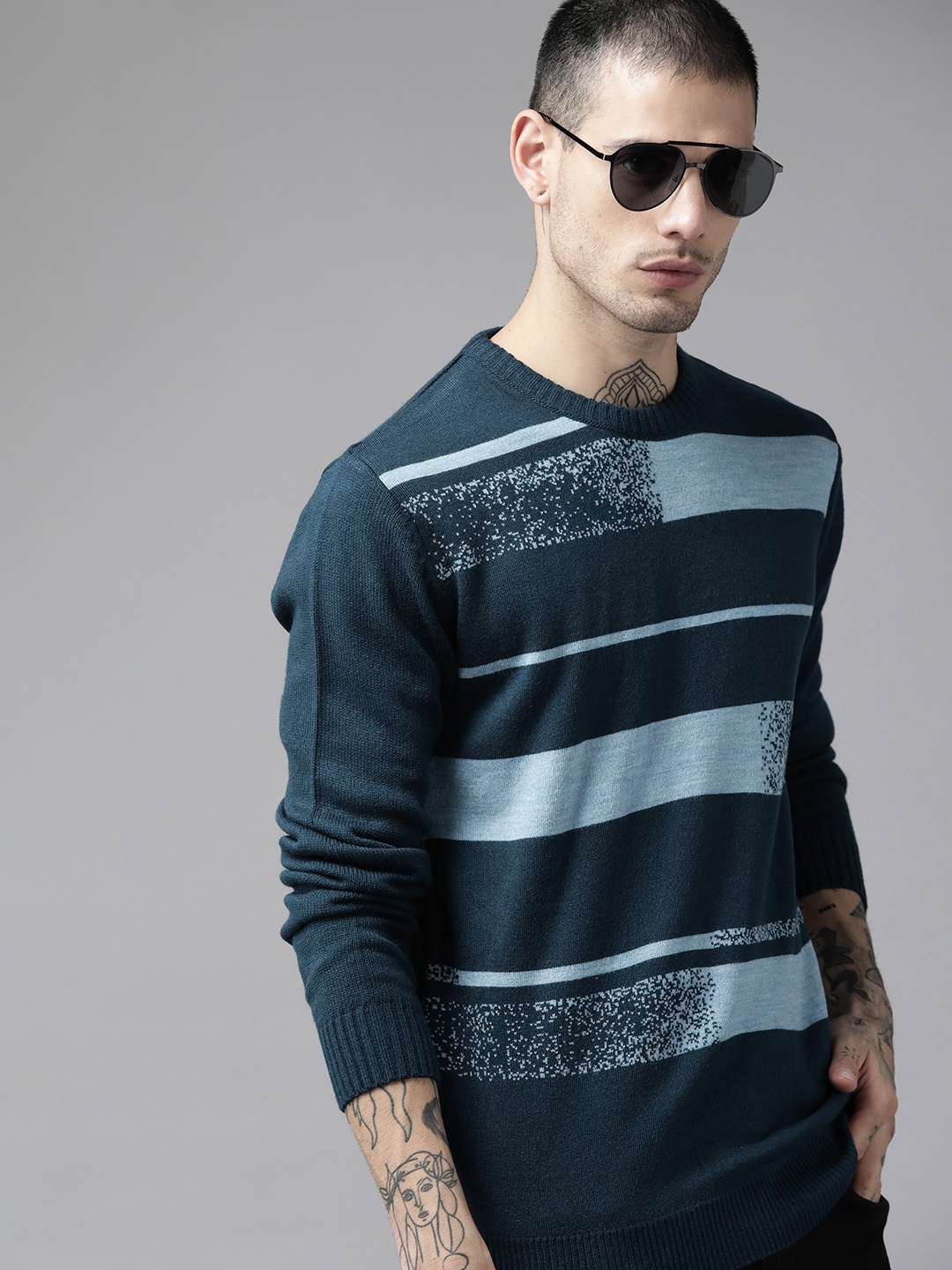 

The Roadster Lifestyle Co. Men Blue Striped Pullover