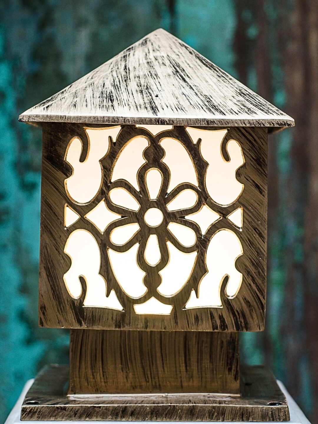 

Fos Lighting Brown & Gold-Toned Textured Antique Square Pillar Gate Light