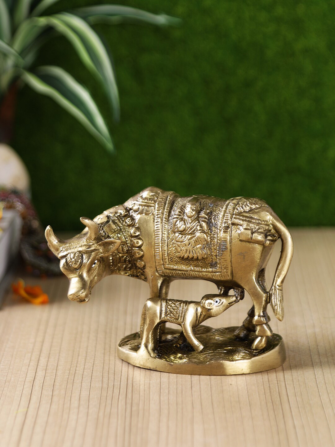

Aapno Rajasthan Brown Cow with Calf Brass Showpiece