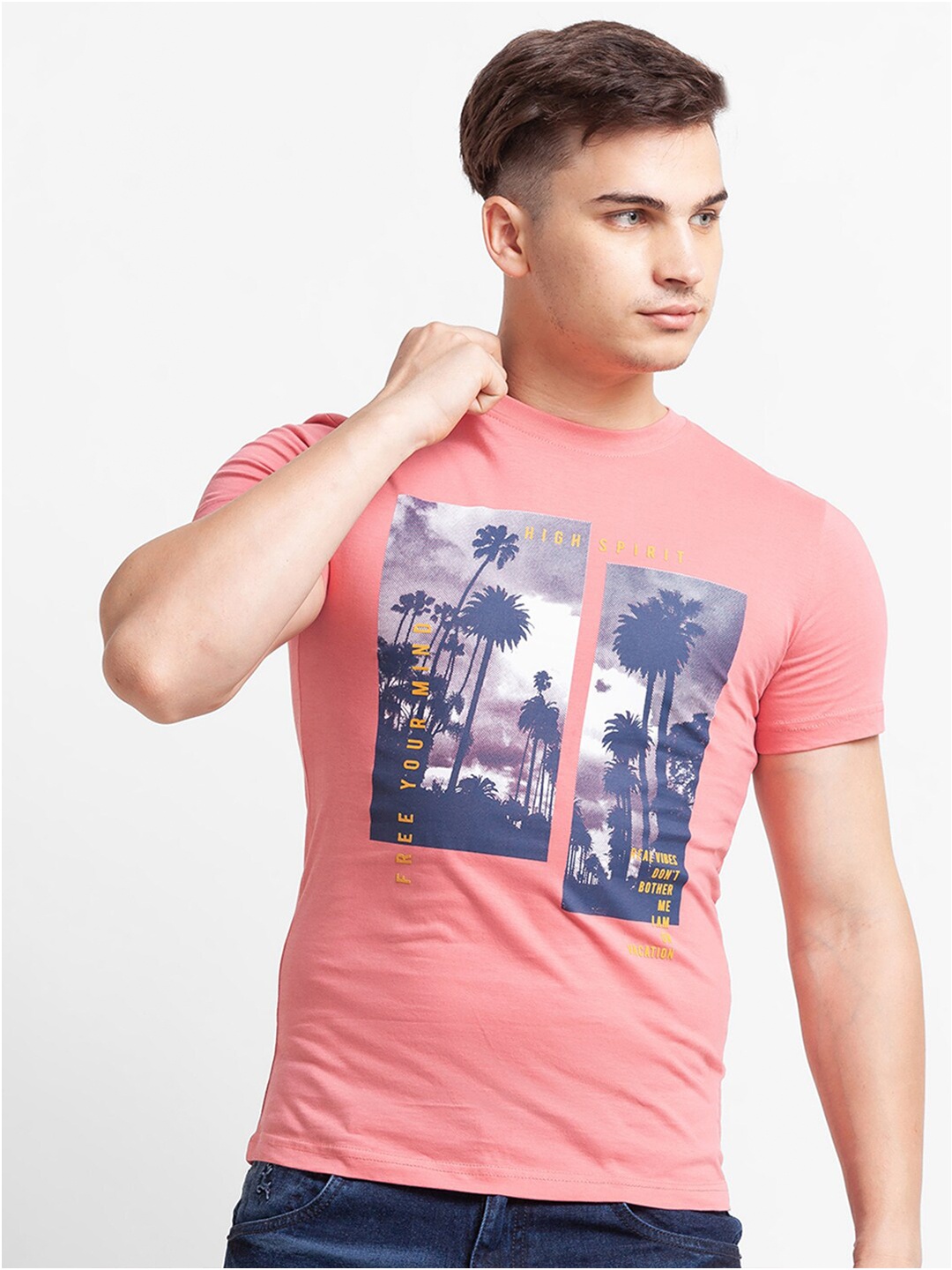 

Globus Men Coral Printed Applique Slim Fit T-shirt