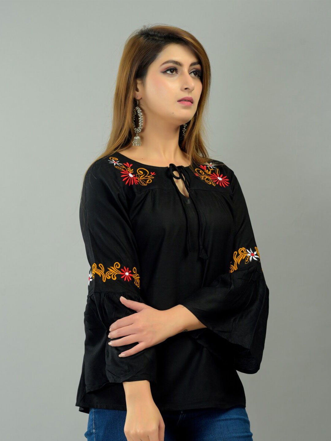 

IQRAAR Black Keyhole Neck Top