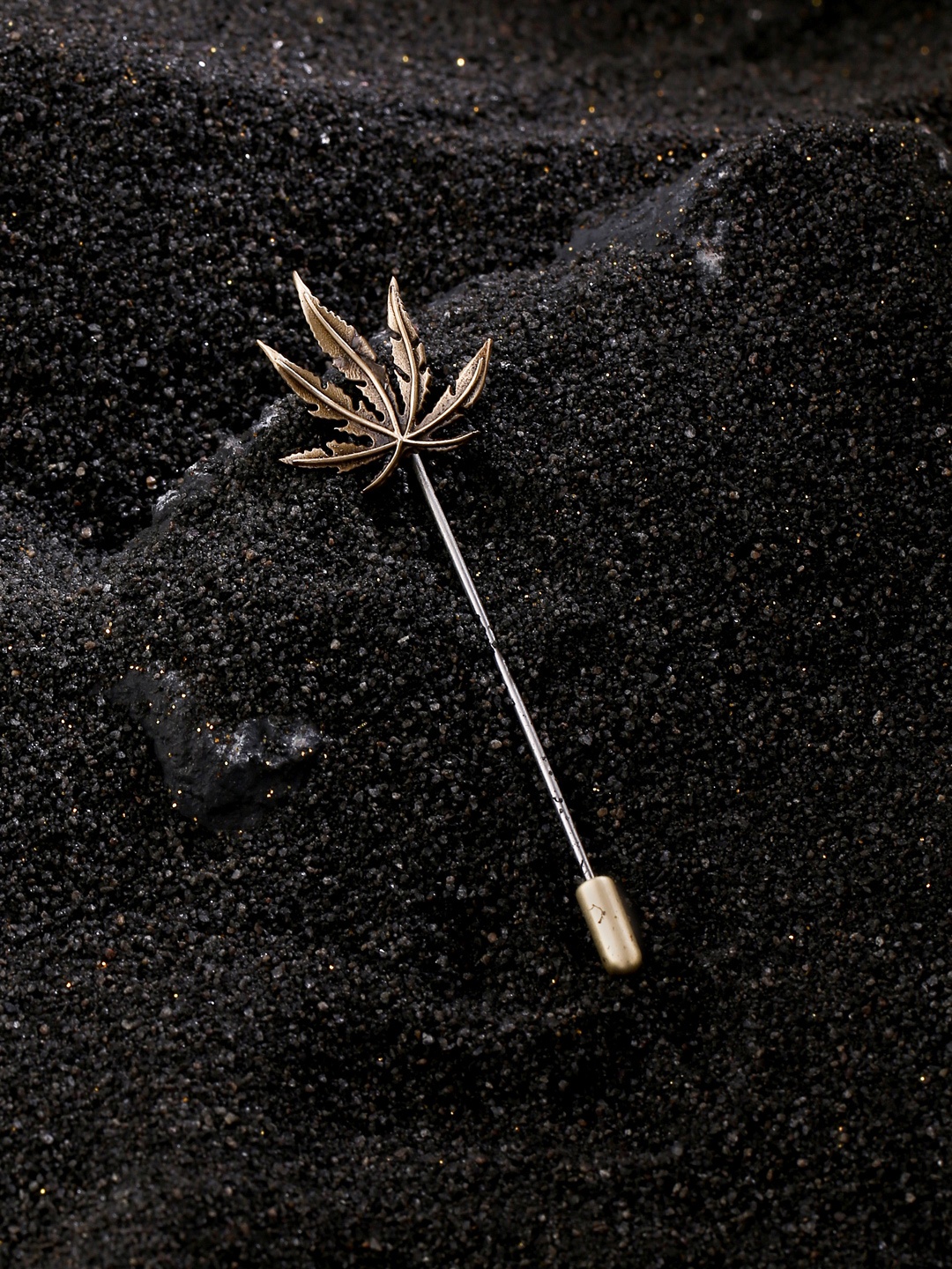 

COSA NOSTRAA Men Metallic-Toned Maple lapel pin