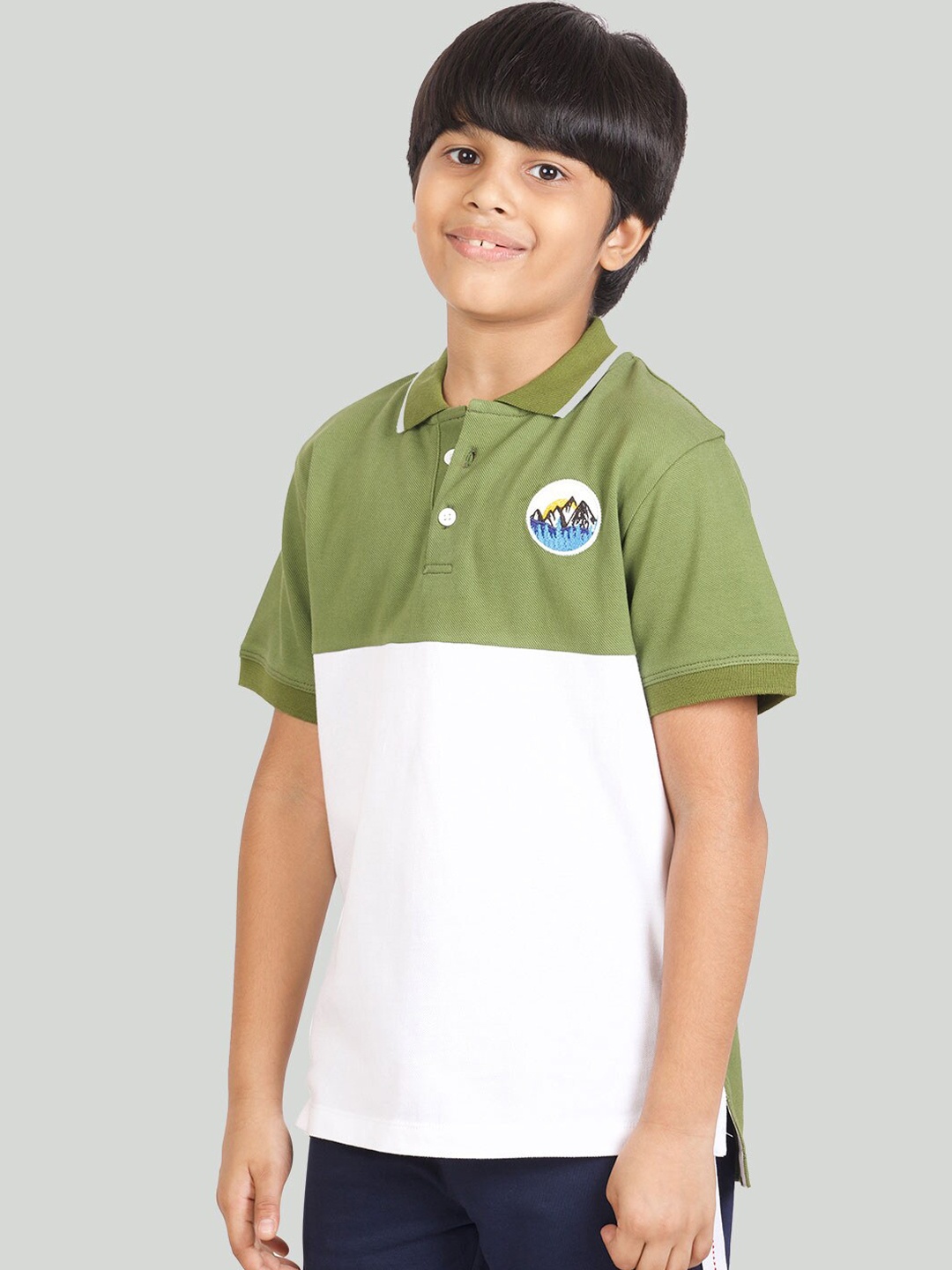 

Zalio Boys Olive Green Colourblocked Polo Collar Applique T-shirt