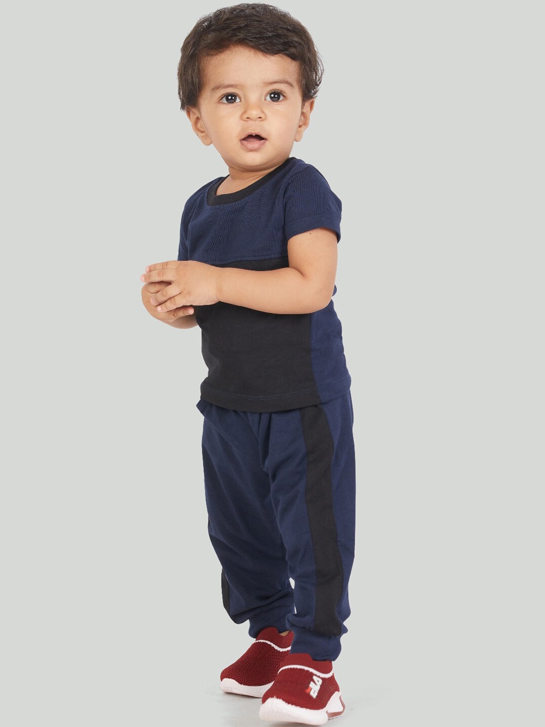 

Zalio Boys Navy Blue & Black T-shirt with Trousers