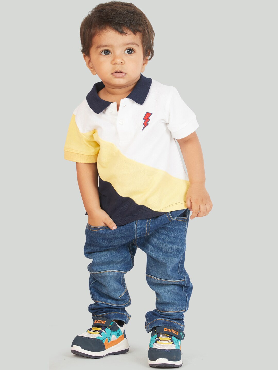 

Zalio Boys White & Navy Blue Colourblocked Cotton T-shirt with Trousers