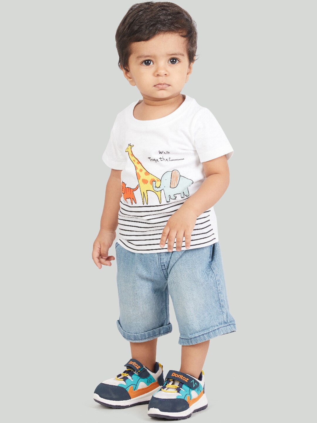 

Zalio Boys White & Blue Printed T-shirt with Shorts