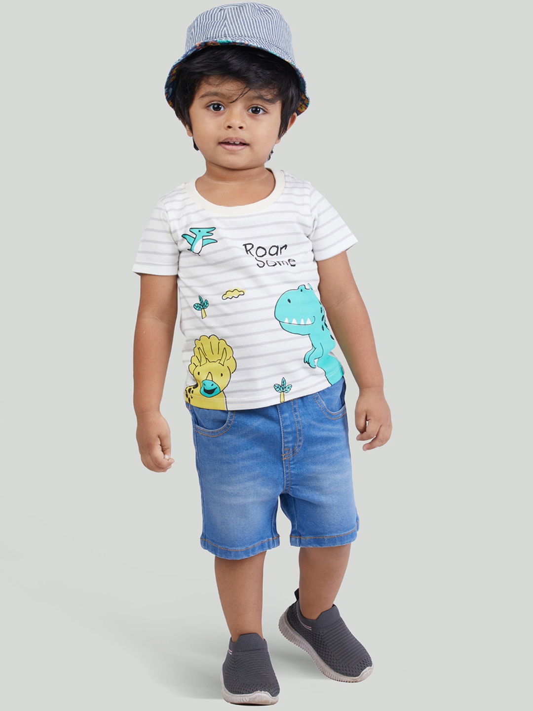 

Zalio Boys White & Blue Printed Cotton T-shirt with Shorts & Hat