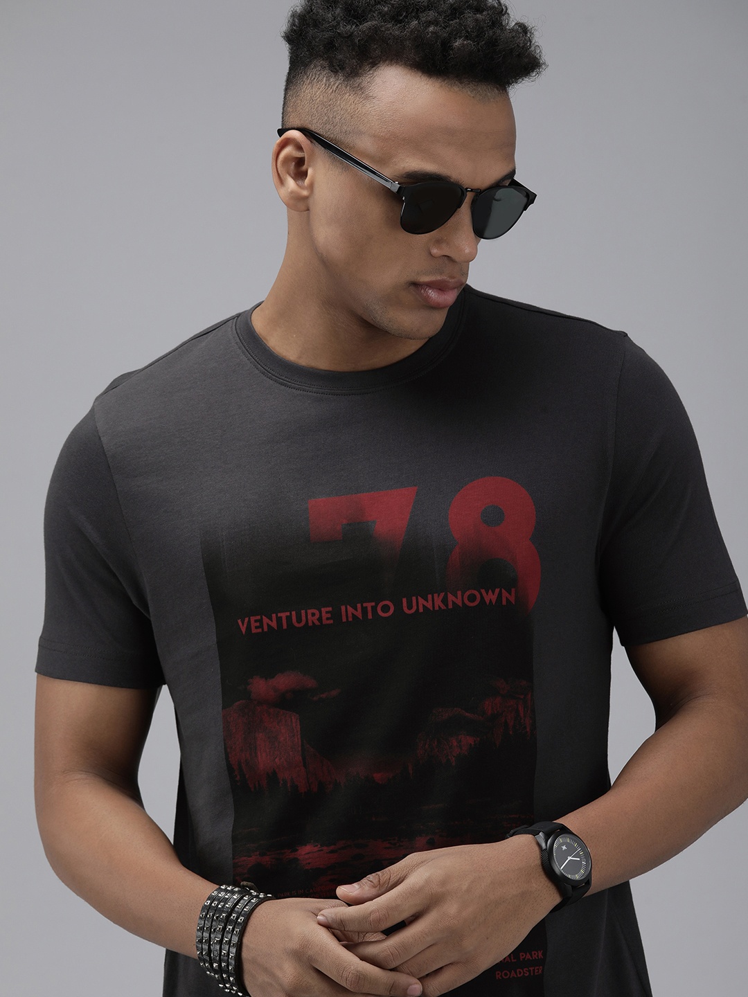 

Roadster Men Charcoal Grey & Red Typography Printed Pure Cotton T-shirt