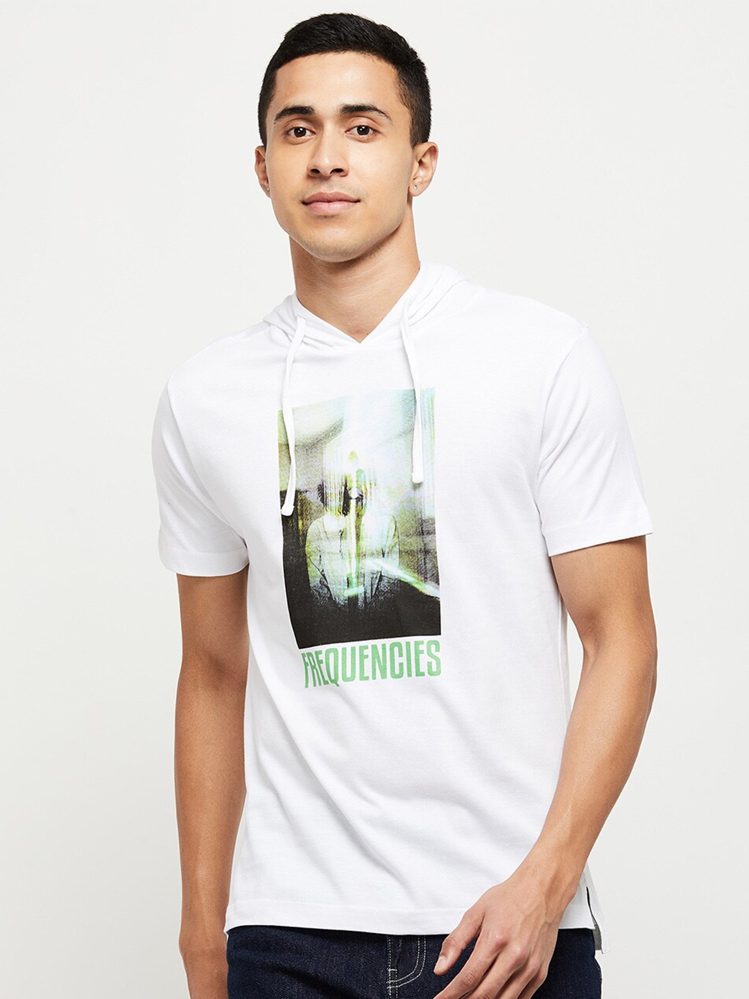 

max Men White Graphic Printed Pure Cotton T-shirt