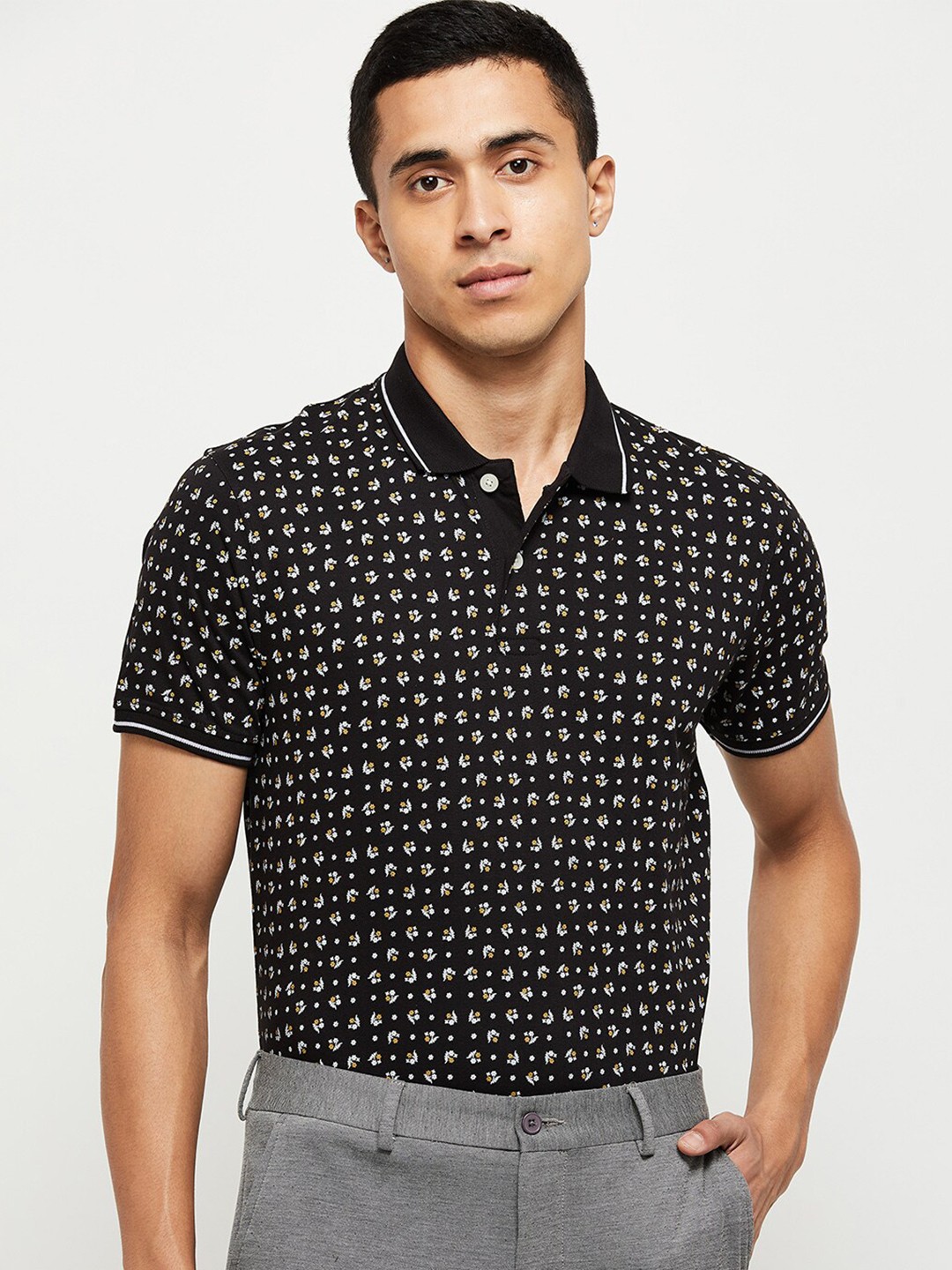 

max Men Black Geometric Printed Polo Collar Cotton T-shirt