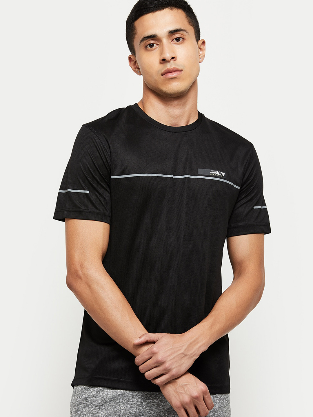 

max Men Black Solid T-shirt