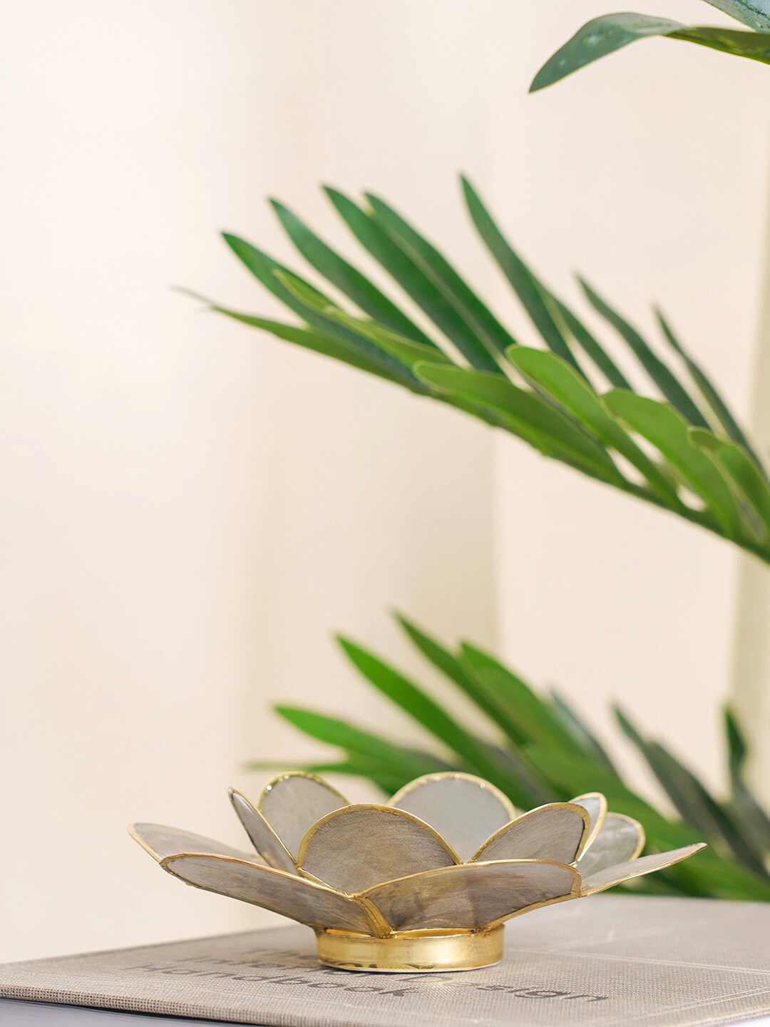 

Pure Home and Living Grey & Yellow Bloom Round Tea Light Holder