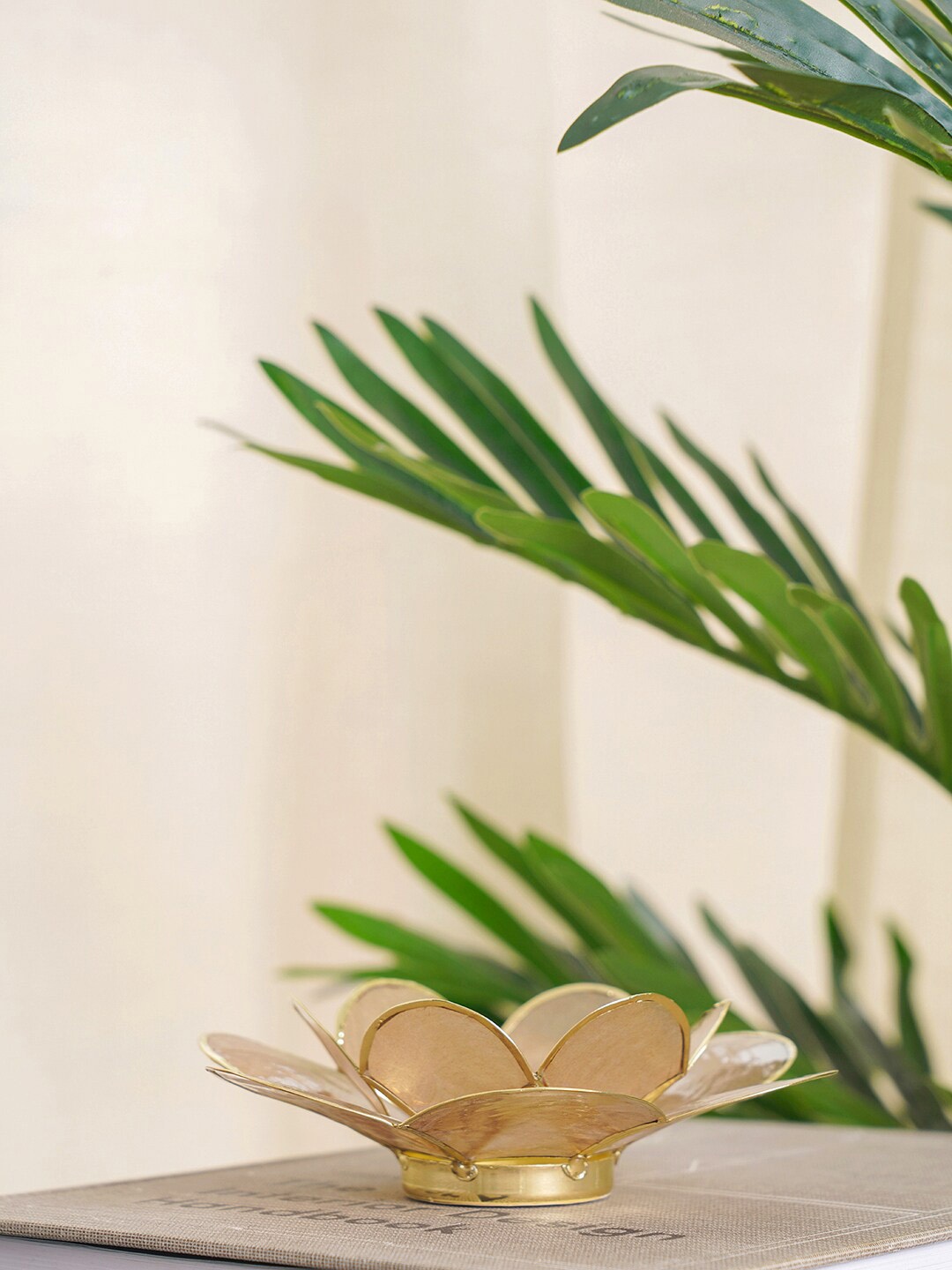 

Pure Home and Living Gold & Brown Bloom Round Tea Light Holder