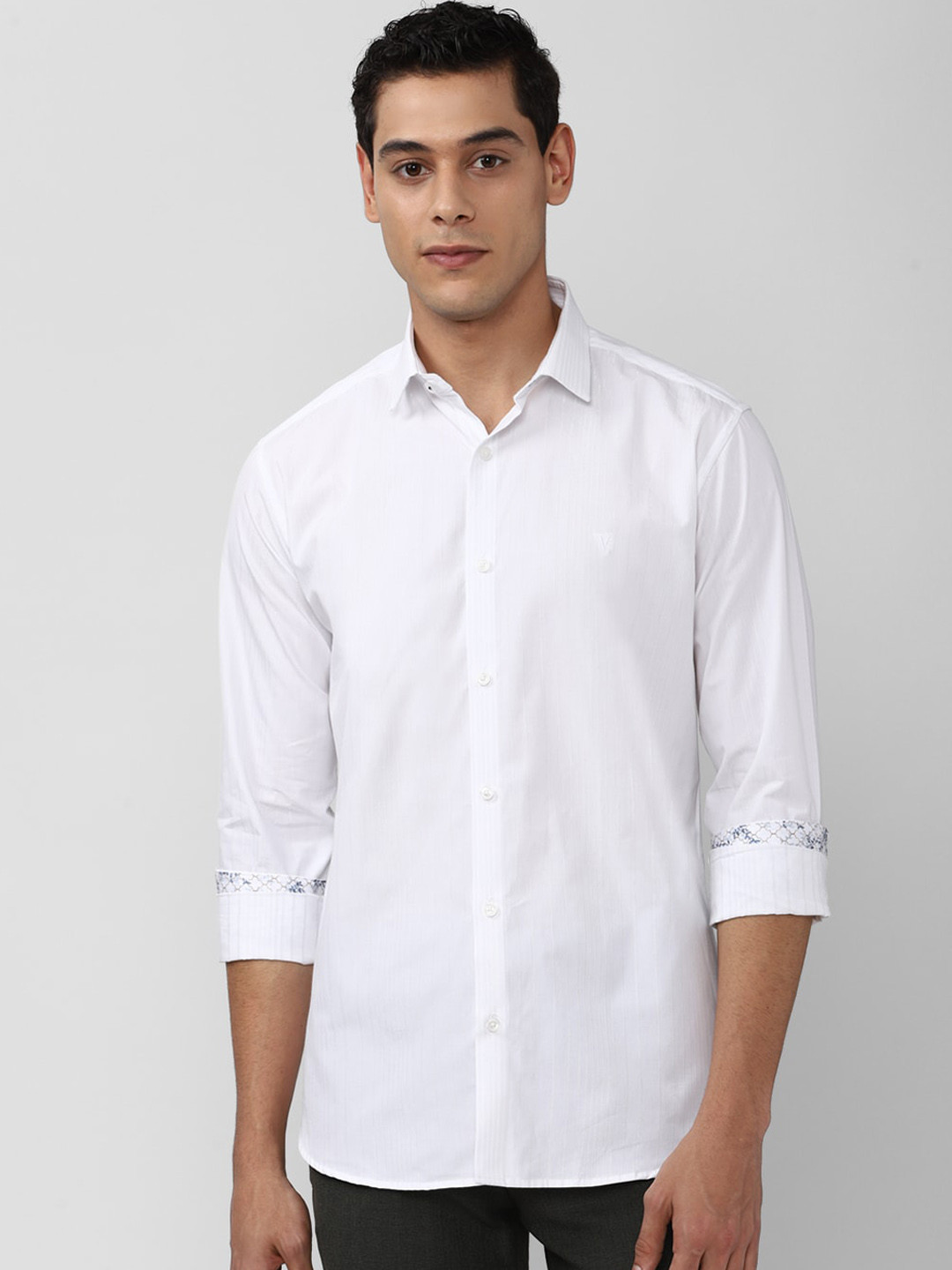 

V Dot Men White Solid Slim Fit Cotton Casual Shirt