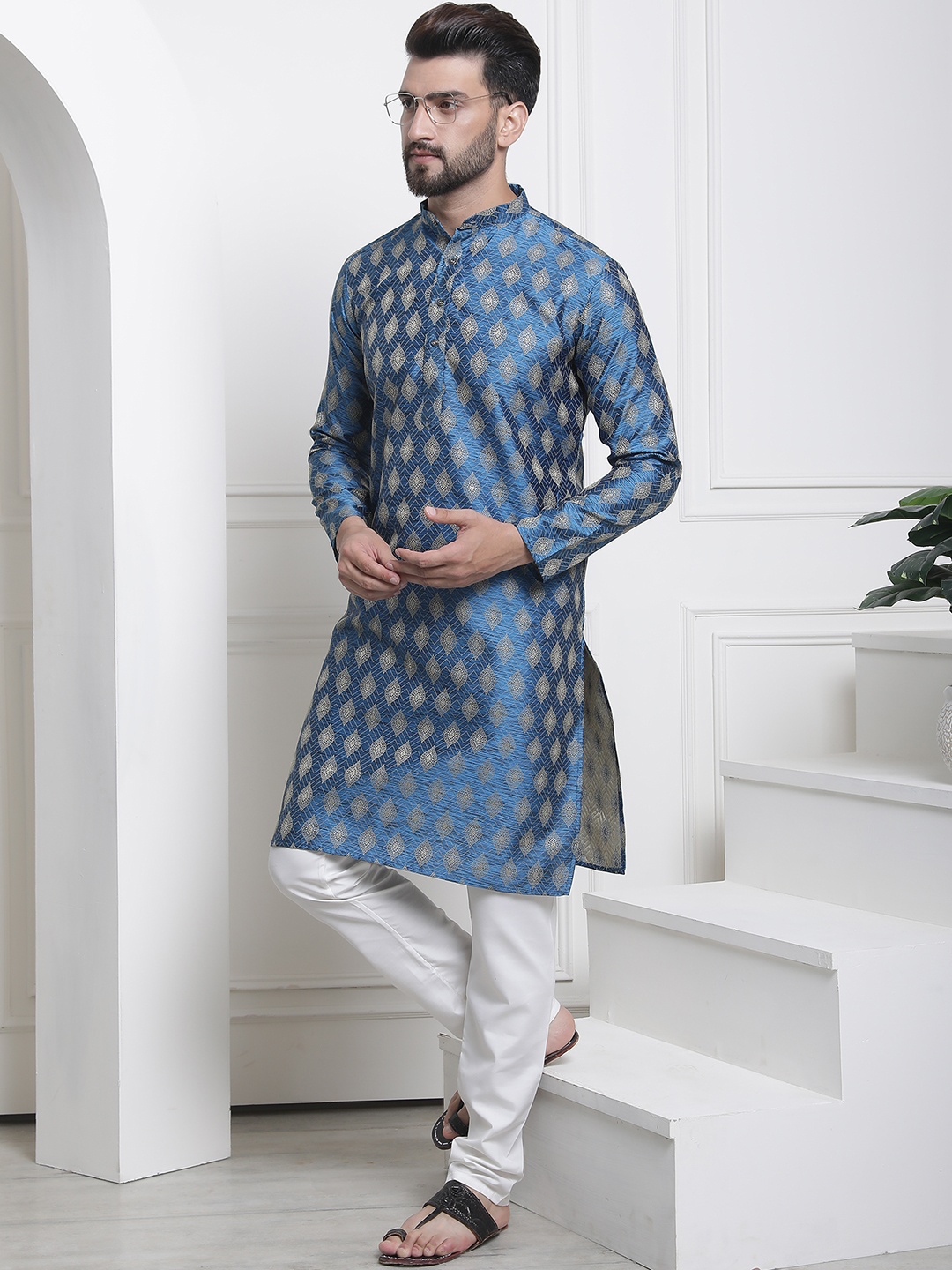 

SOJANYA Men Blue Woven Design Kurta with Churidar