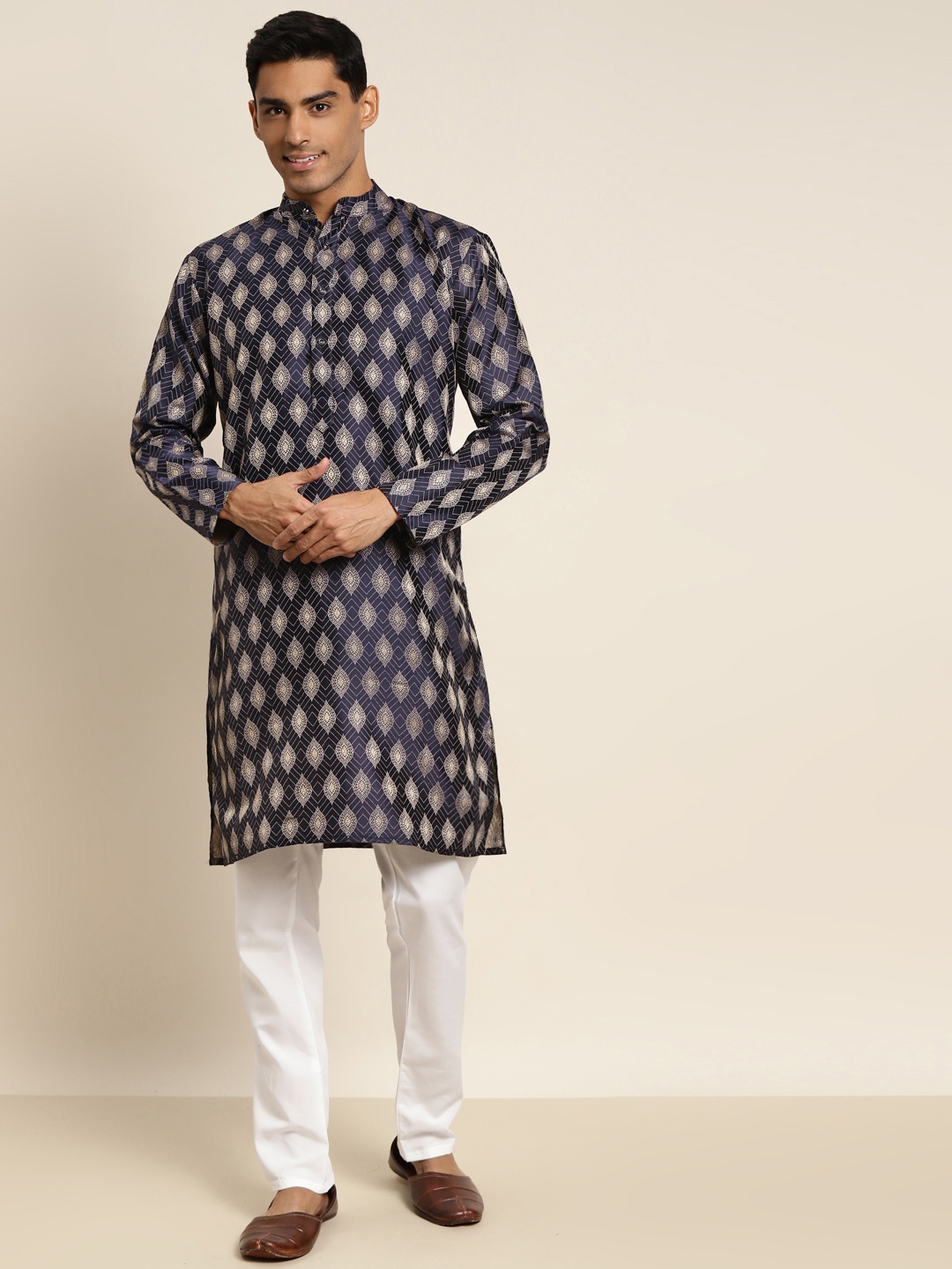 

SOJANYA Men Black & Gold-Toned Ethnic Motifs Jacquard Kurta